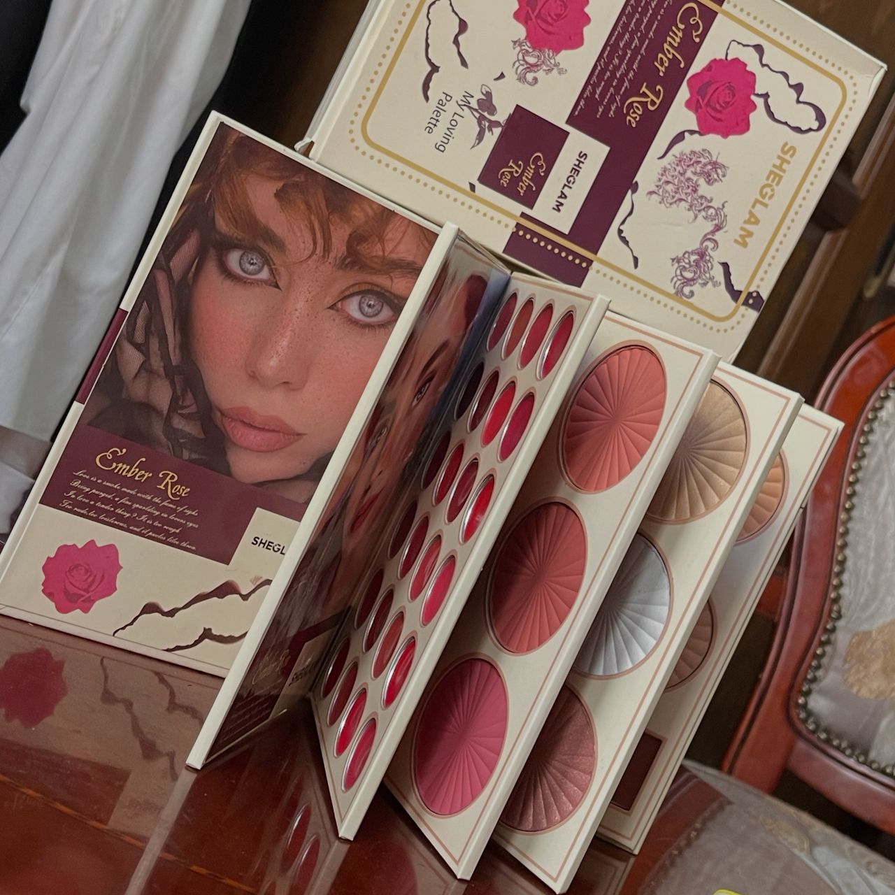 علبة مكياج من علامة SHEGLAM،