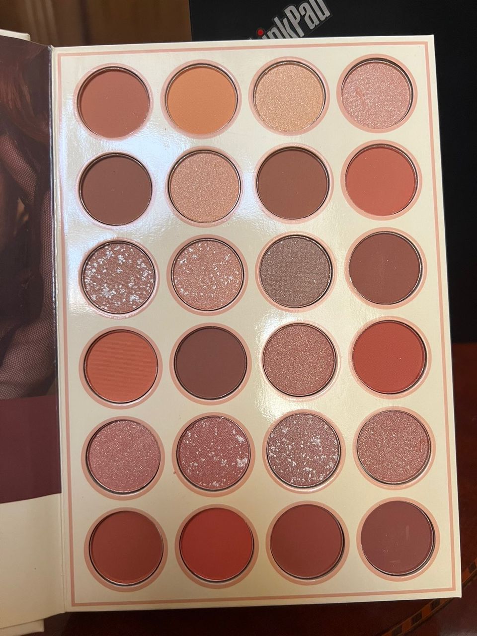 علبة مكياج من علامة SHEGLAM،