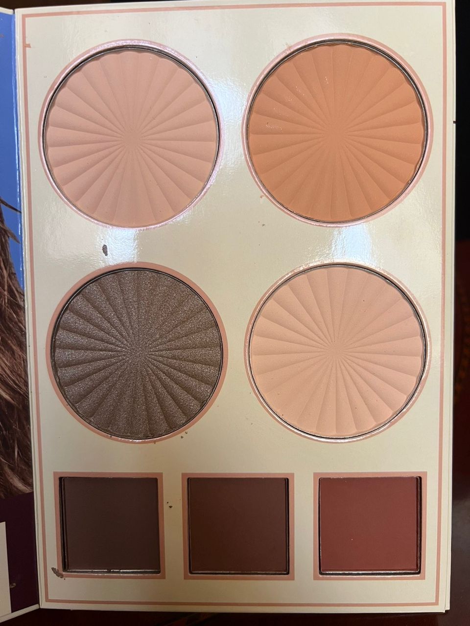 علبة مكياج من علامة SHEGLAM،