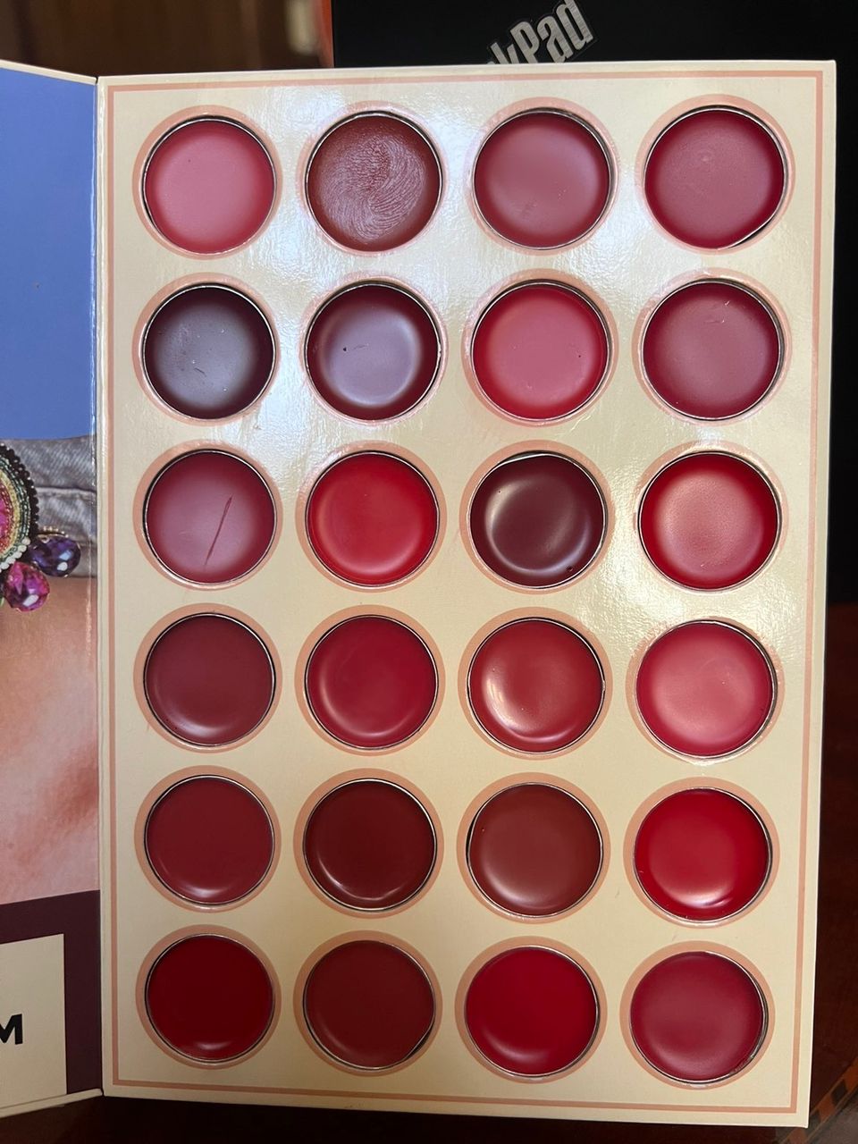 علبة مكياج من علامة SHEGLAM،